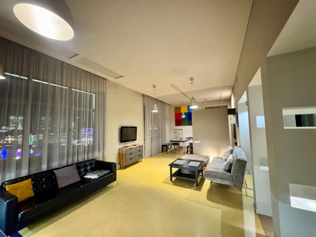 Дом на набережной с видом на Кремль и высокий потолок