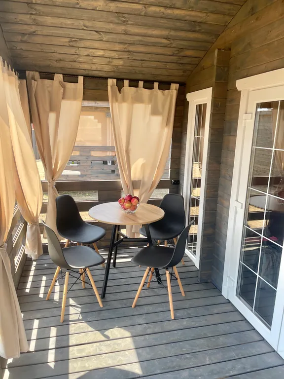 Новый деревянный домик у моря