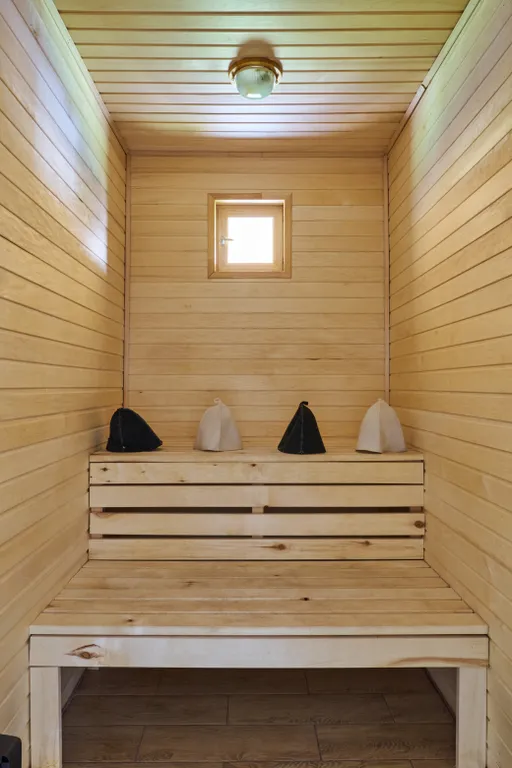 Коттедж в окружении леса с джакузи и сауной