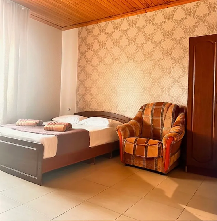 Часть дома с кухней и крылечком