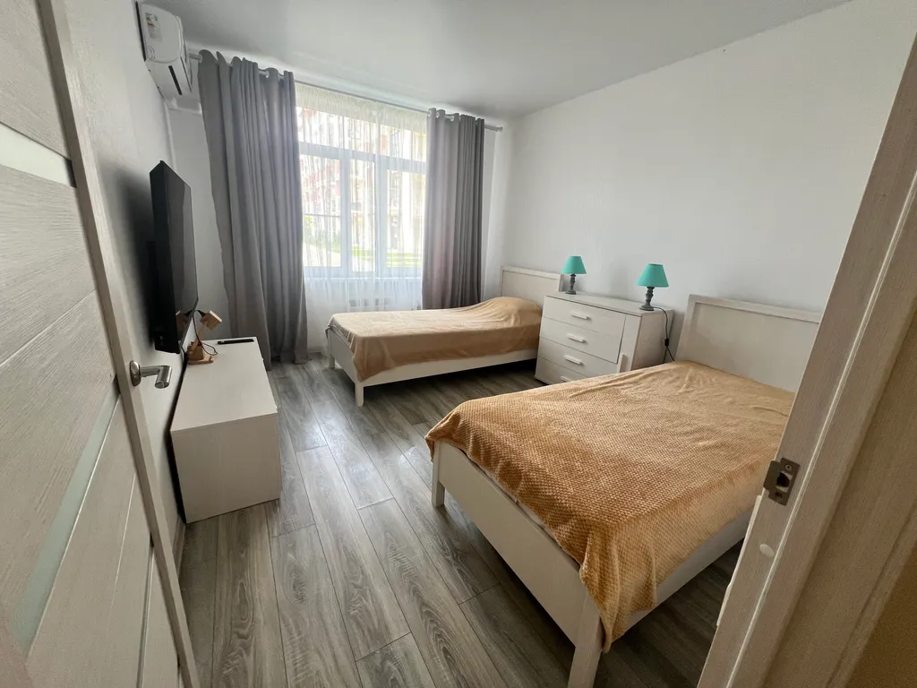 Трехкомнатная со своим выходом во двор на бассейны