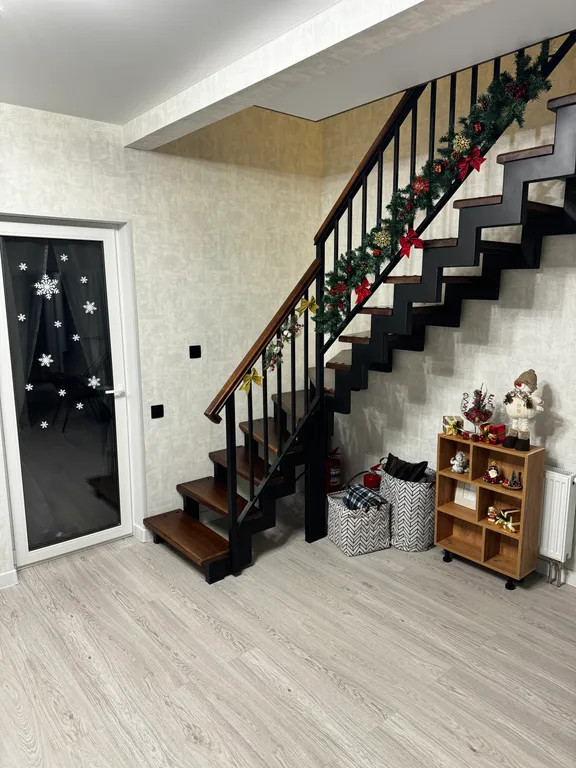 Стильный дом-шале с панорамными окнами, террасой и костровой зоной