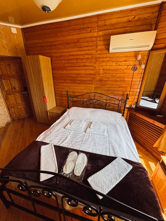 Двухместный деревянный , мансардный номер с не большой кроватью