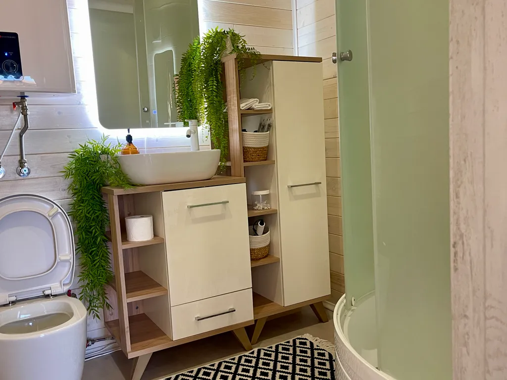 Уютный светлый дом с панорамным остеклением и банным чаном