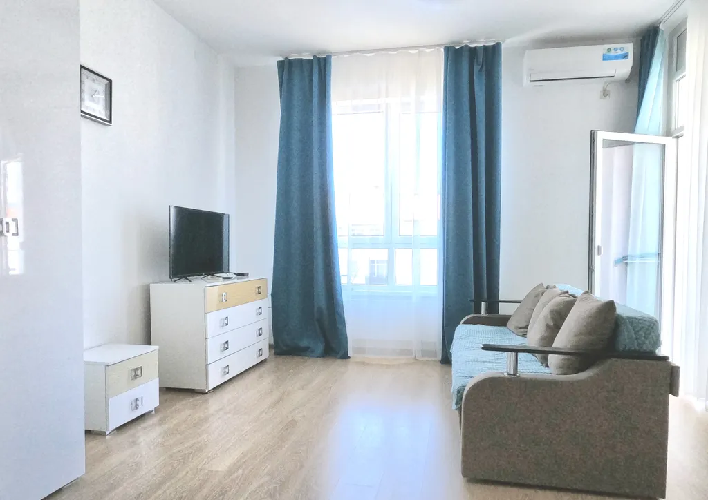 Студия с балконом и видом на синее море и горы