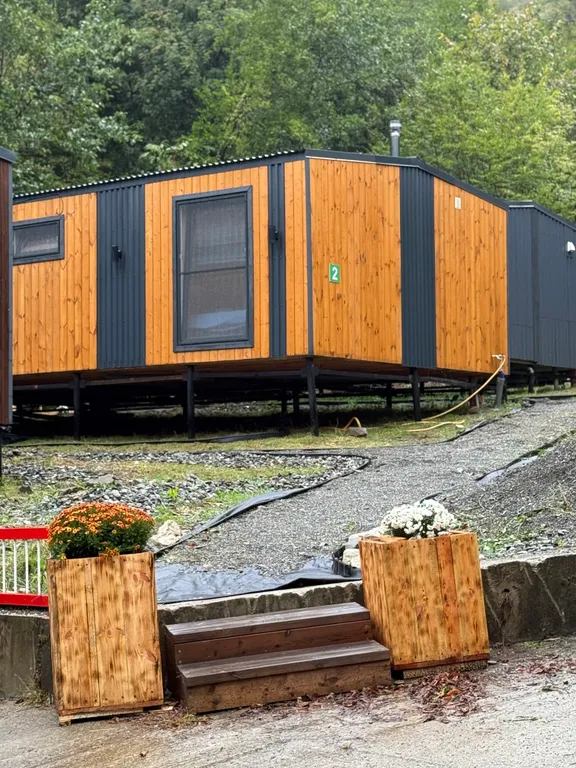 Домик с камином у ручья