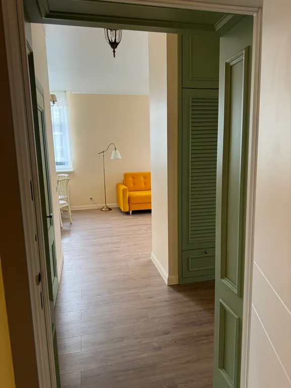 Солнечная квартира с мебелью из натурального дерева, рядом с морем