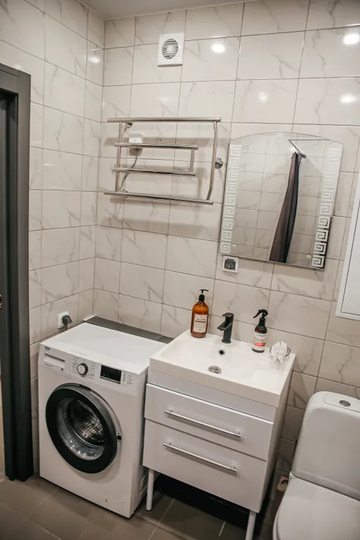 Гармония уюта: светлая студия с кроватью king size