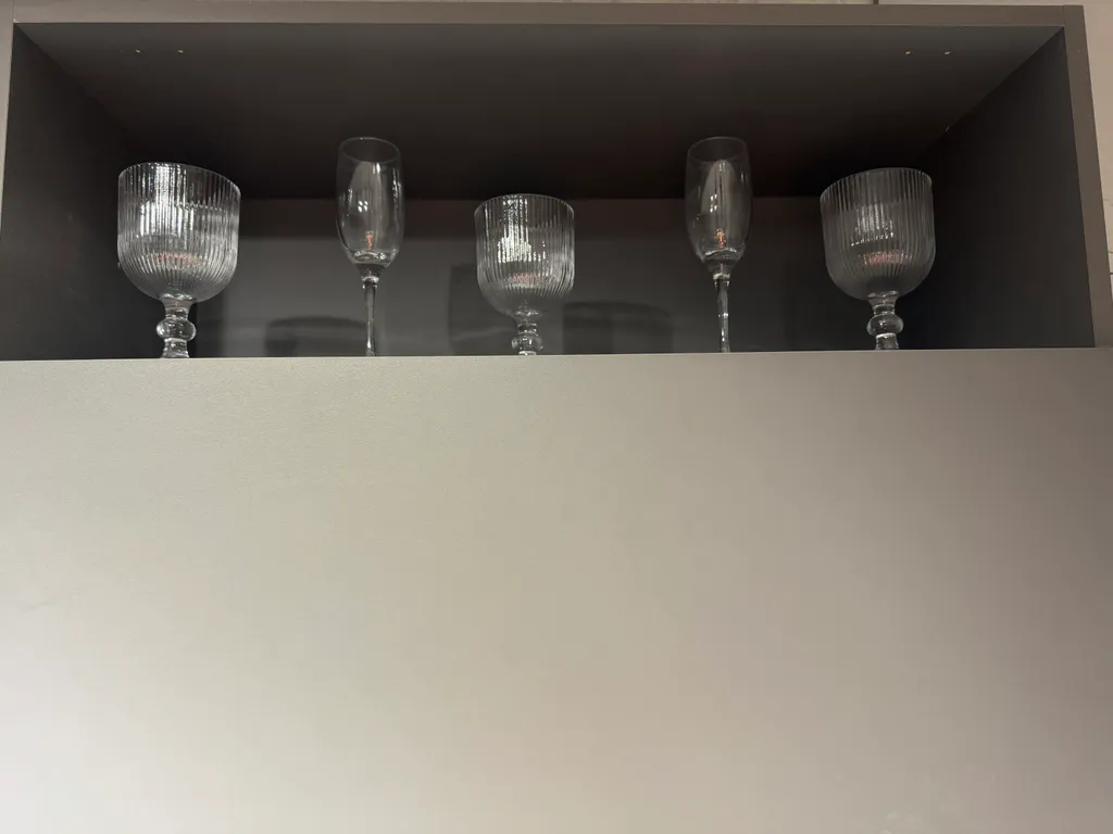 Новая квартира в центре города с елкой и сервировкой