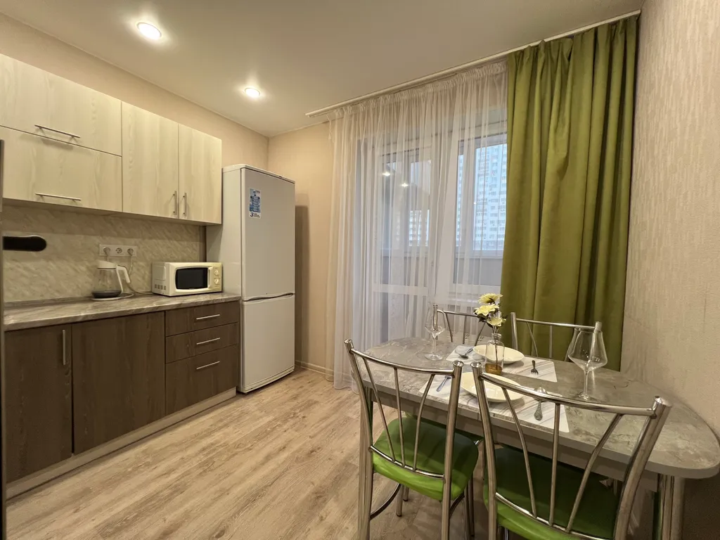 Дизайнерская квартира с огромным телевизором напротив кровати