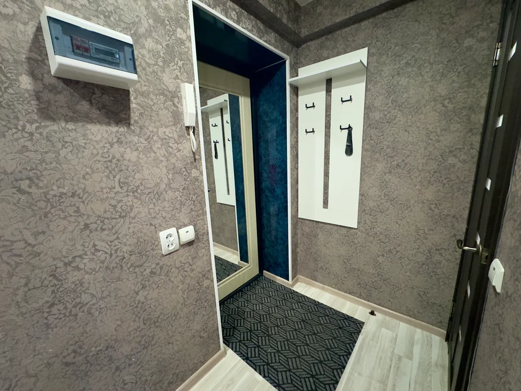 Двухкомнатная студия с красным диваном в центре города