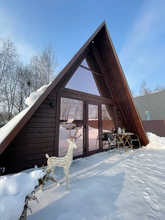 A-frame с банным чаном на берегу водоёма