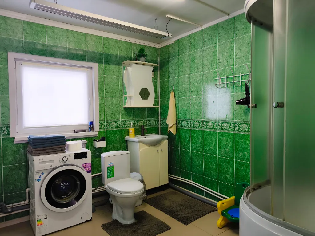 Комфортабельный 2-этажный дом с панорамным остеклением и русской баней