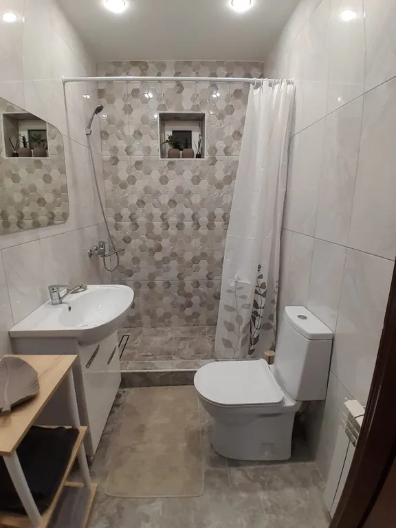 Светлая, чиста квартира в центре Владикавказа. Парковки во дворе  нет.