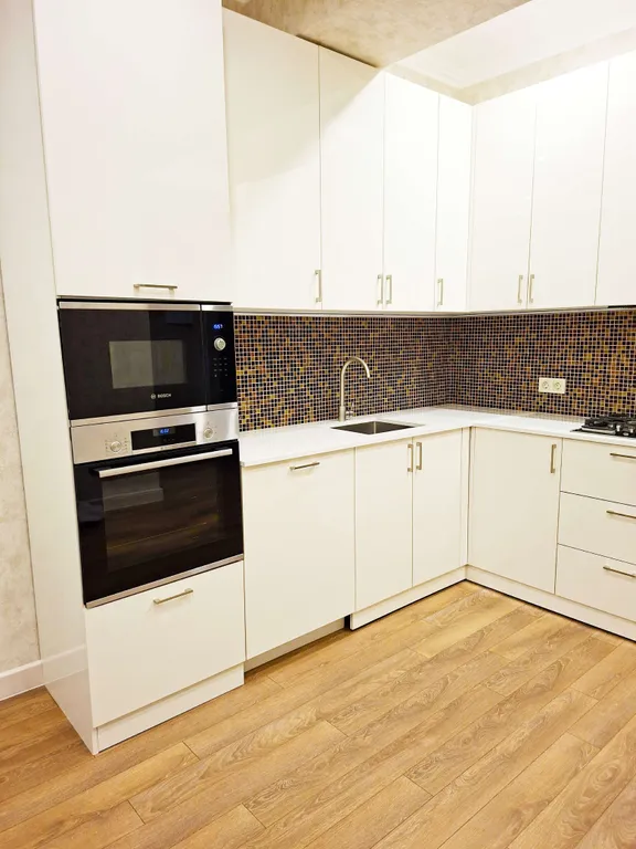 Просторная трехкомнатная квартира в центре Тбилиси с видом на рекуКуру