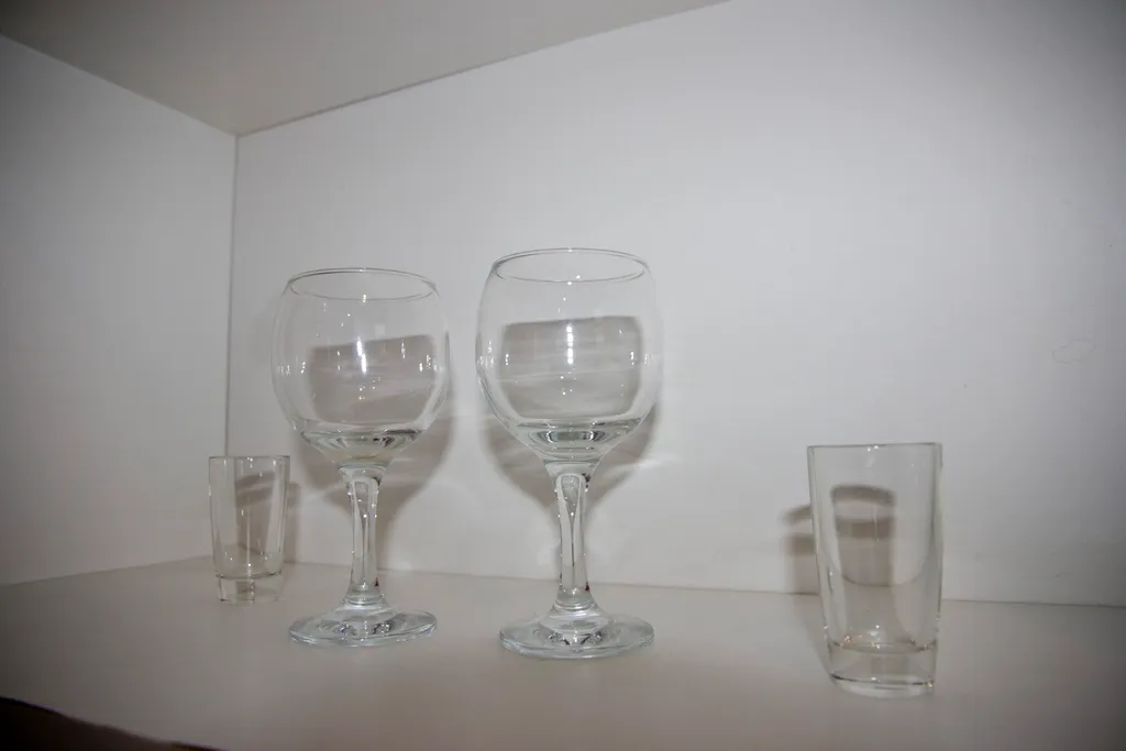 Яркая теплая студия с красным диваном