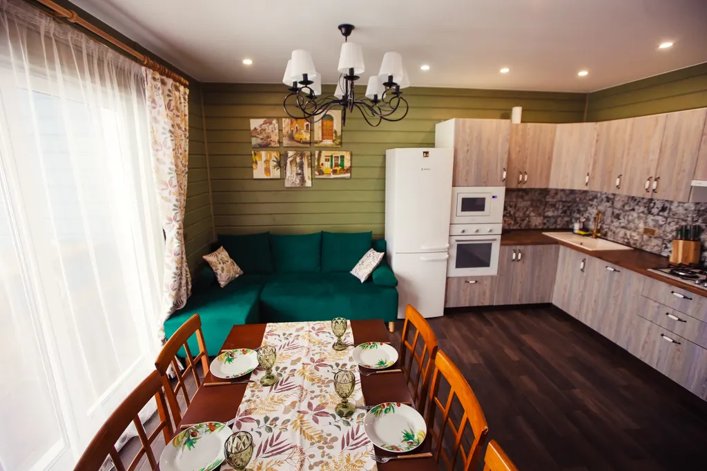 Коттедж в стиле итальянского деревенского дома с видом на озеро