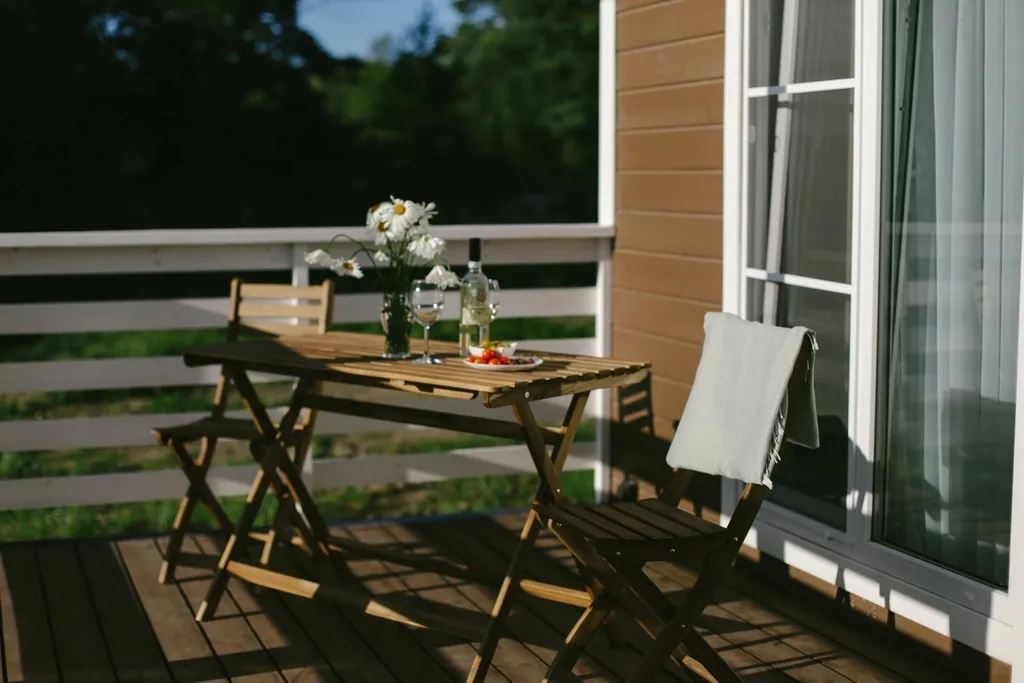 Уютный дом в лесу с видом на залив