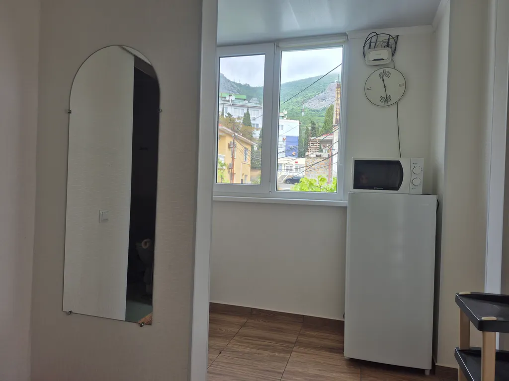 Часть дома с верандой и видом на море, горы и храм