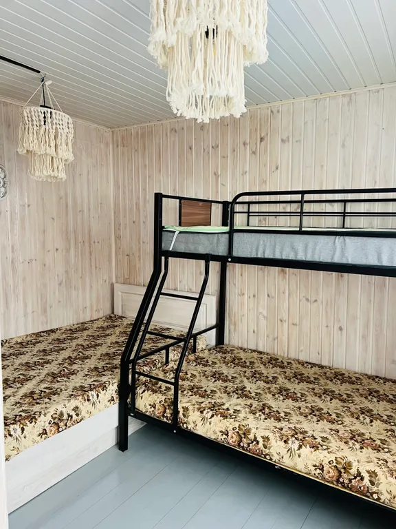 Уютный дом у реки с мангалом