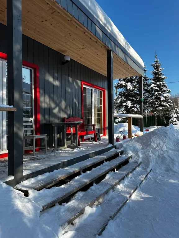 Дача с красными карпами с баней и чаном