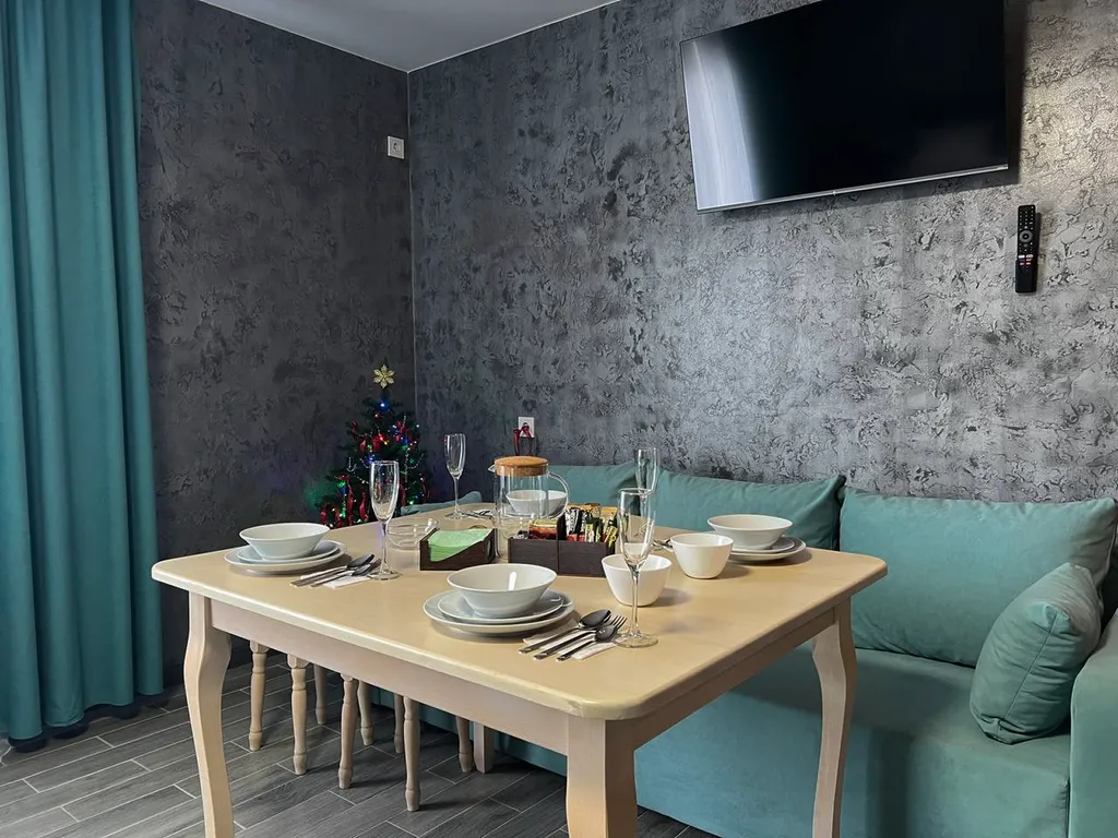 Уютный дом среди гор и леса