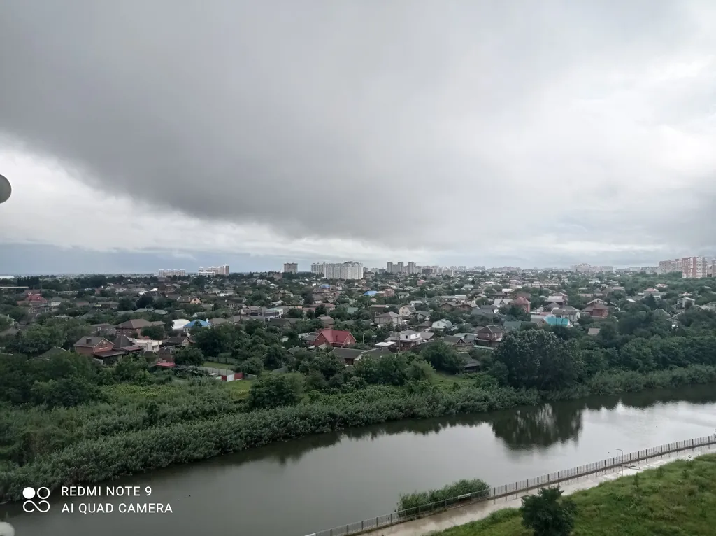 Вид на горный кавказский хребет на берегу реки Кубань