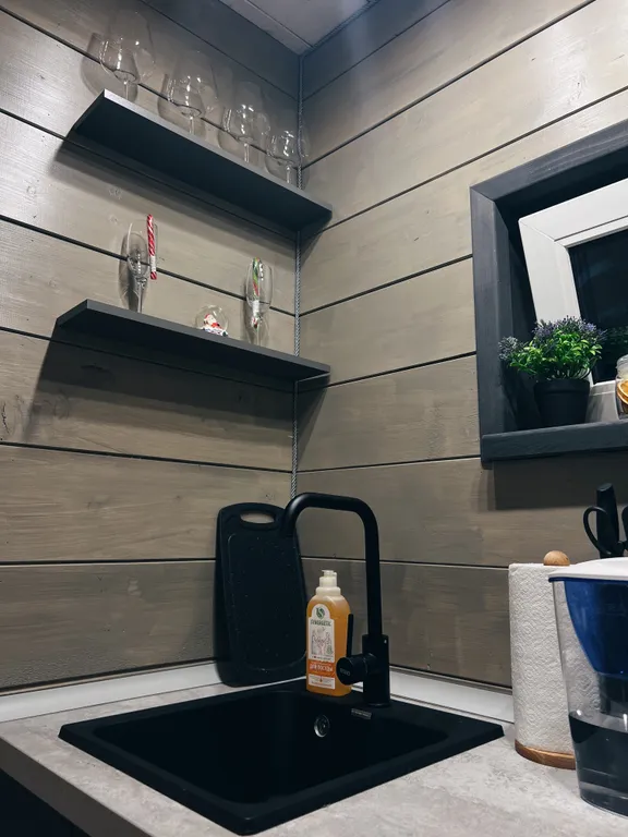 Домик в шалаше в деревне