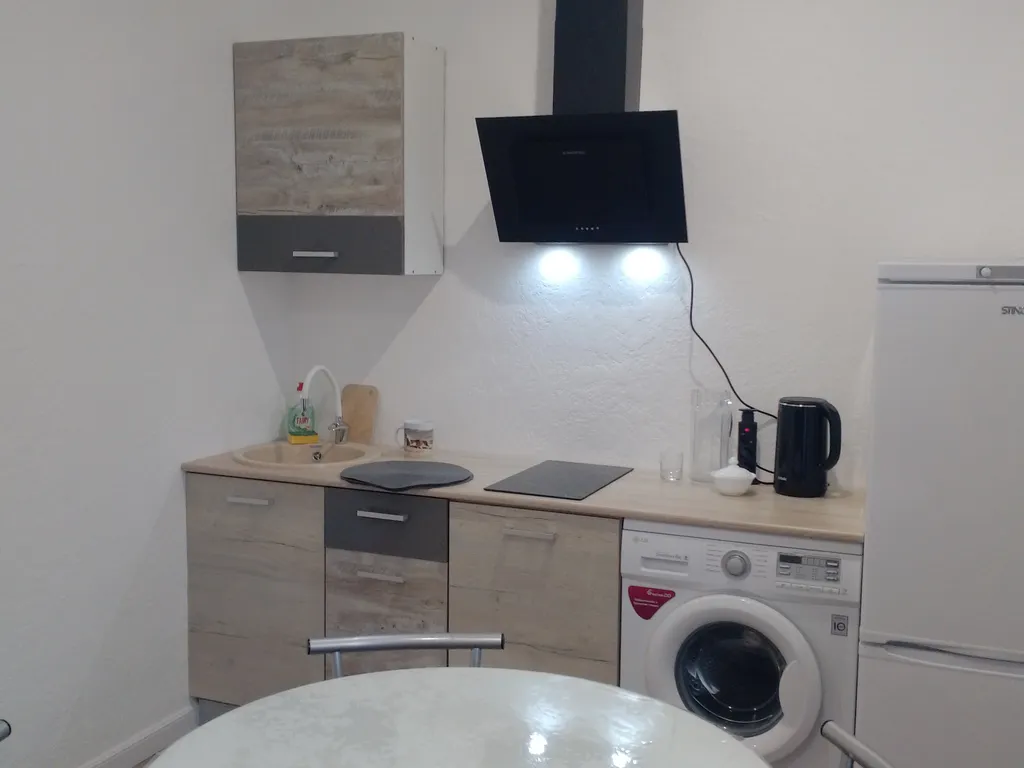 Домик у реки гор и моря