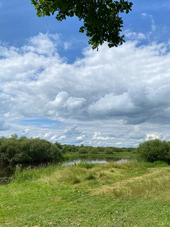 Дом на берегу реки с баней