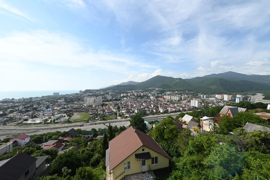 Этаж в коттедже с огромным балконом, 2 спальнями, гостиной и кухней