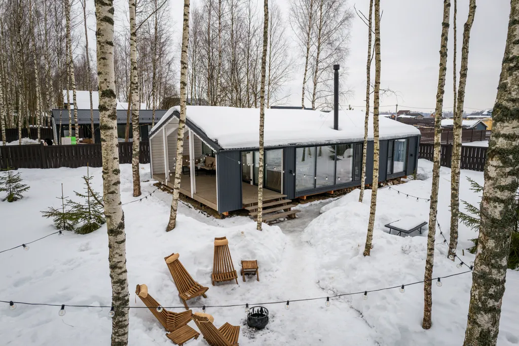 Новый панорамный дом с лесом на участке