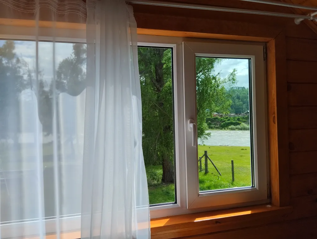 Уютный домик, на берегу реки