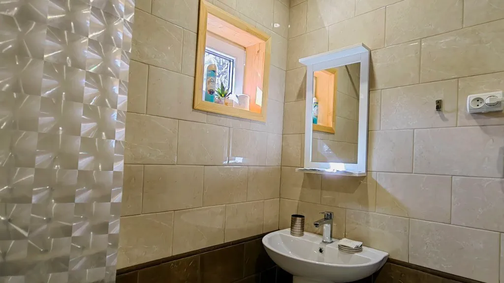 Домик в сосновом бору с видом на горы и лес