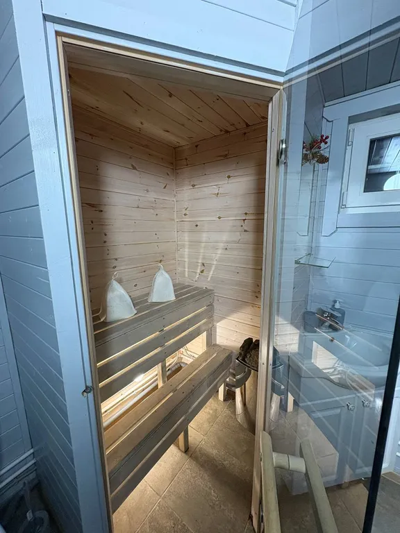 Дом с сауной на берегу реки