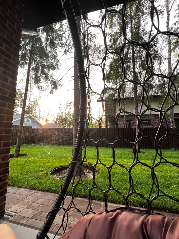 Просторный дом с камином в сосновом лесу