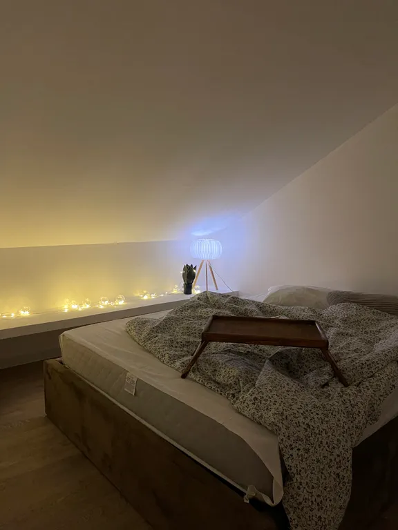 Дом рядом с лесом и прудом