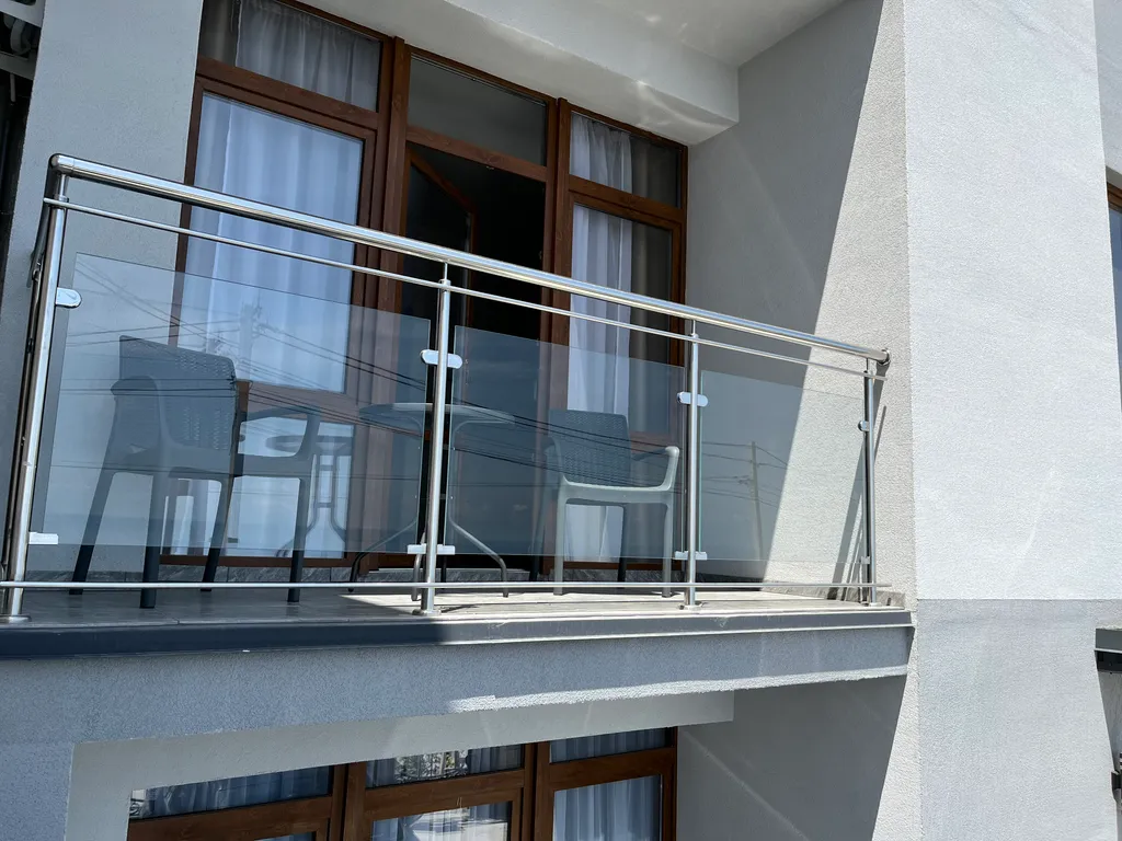 Комната с видом на море бежевая