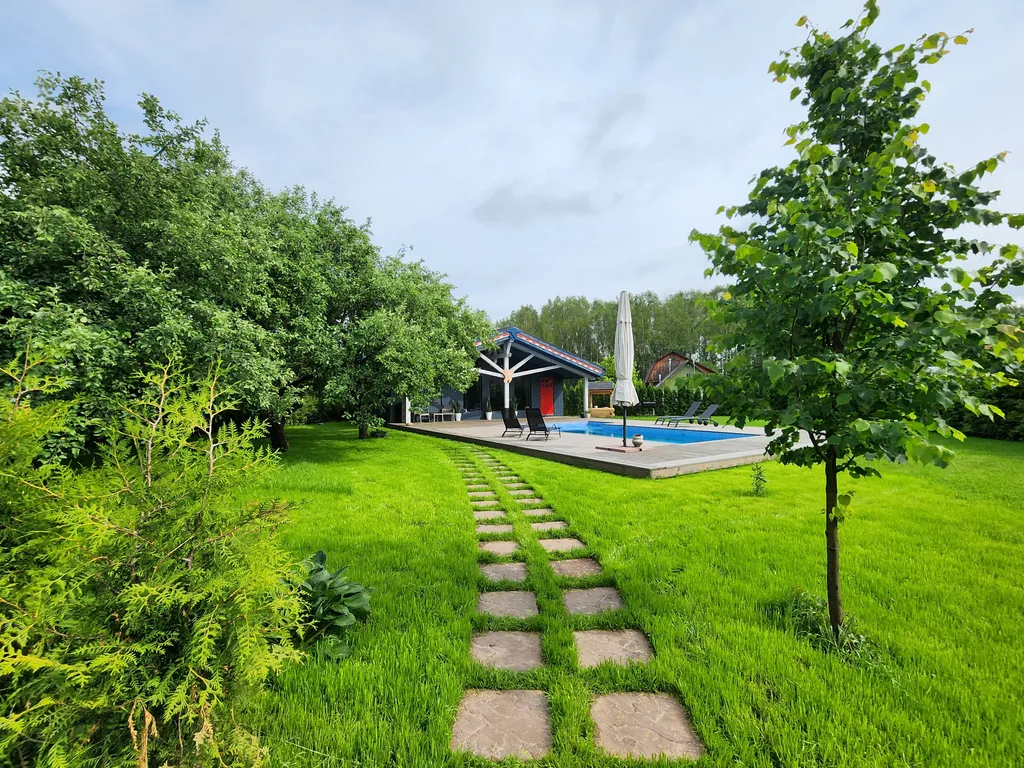 Дом с бассейном, в деревне