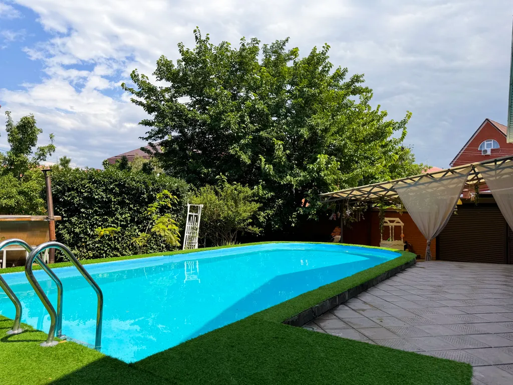 Дом с бассейном у парка Галицкого