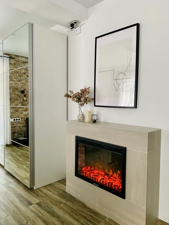 Стильная студия у моря с камином