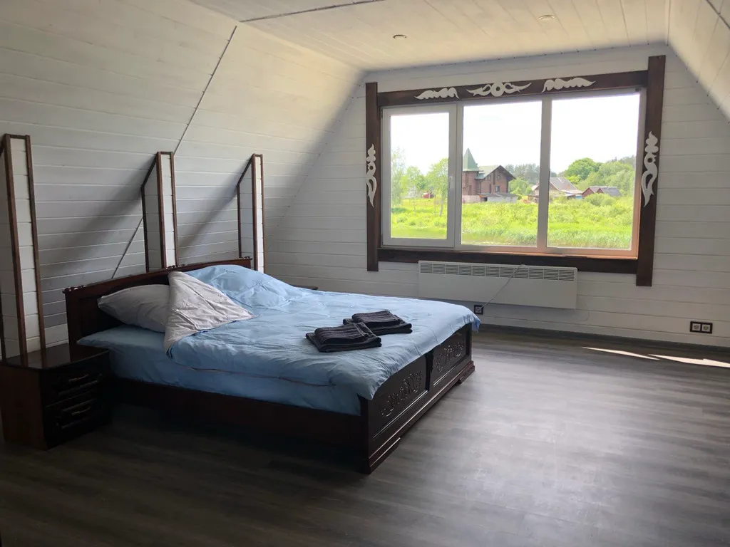 Уютный дом на берегу реки