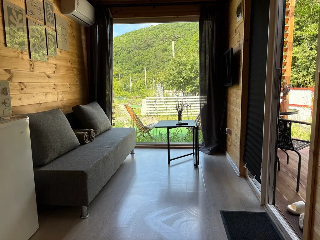 Коттедж Сканди-домик с панорамными окнами в горах у моря — Прасковеевка