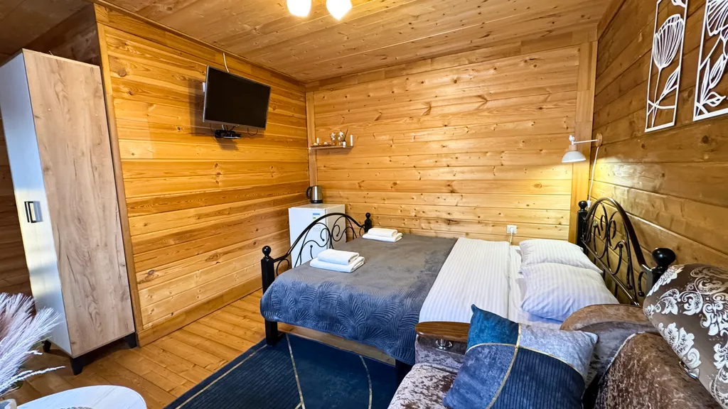 Часть дома с видом на горы