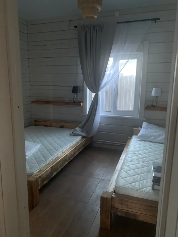 Уютный дом на самом берегу реки