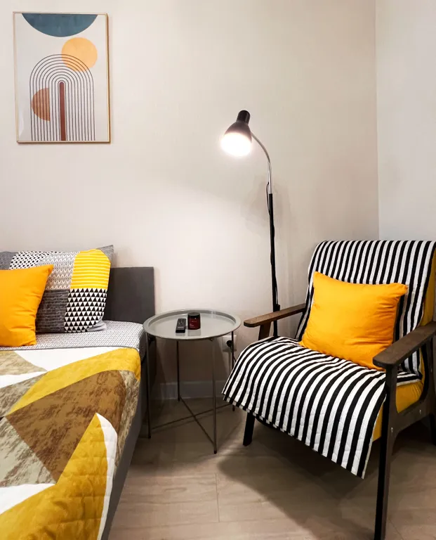 Стильная квартира-студия в яркой цветовой гамме с видом на бассейн