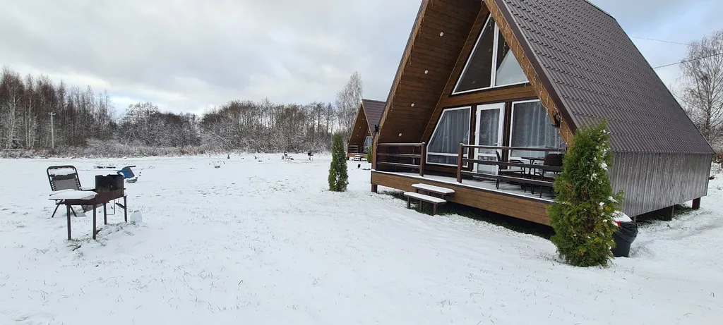 Красивый дом с видом на лес