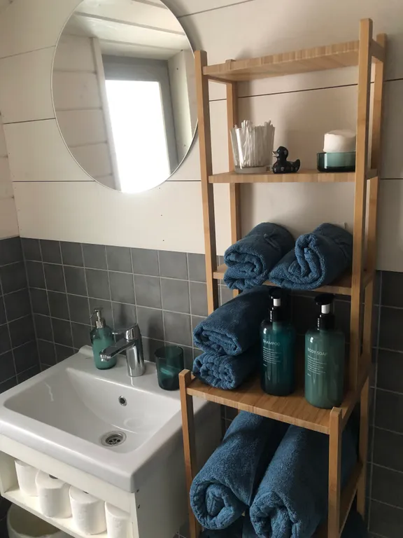 Атмосферный дом с камином около леса