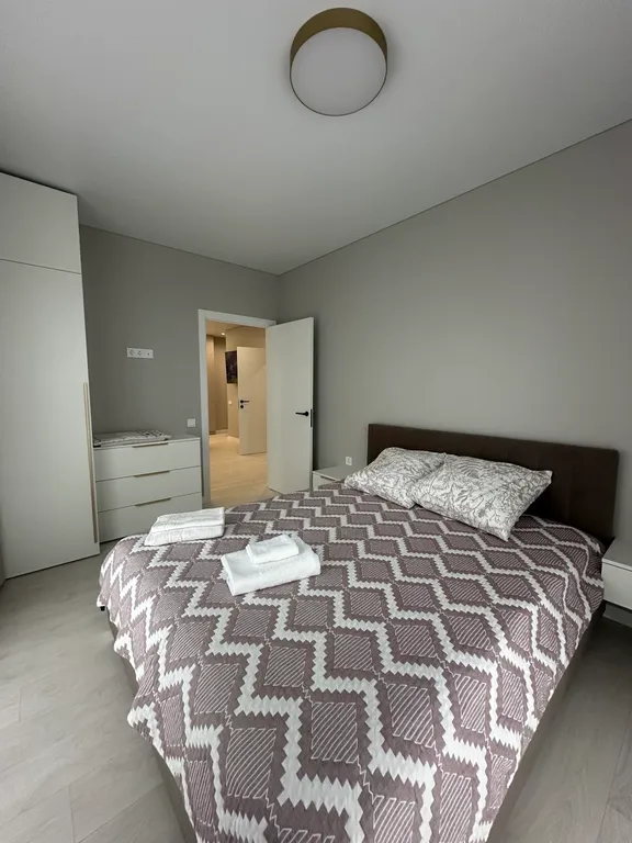 Новая евротрешка с хорошим ремонтом в новой микрорайоне