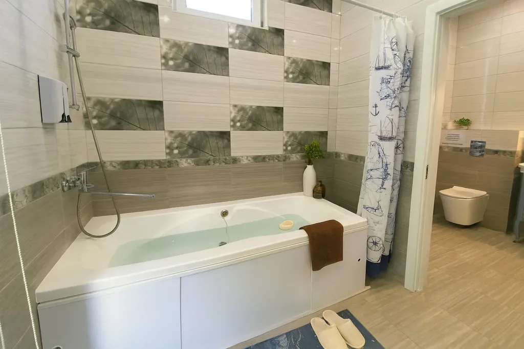 Трехэтажный коттедж с баней и бассейном